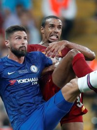 Útočník Chelsea Olivier Giroud v souboji s obráncem Liverpoolu Joelem Matipem
