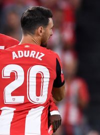 Útočník Aritz Aduriz se blýskl výstavními nůžkami