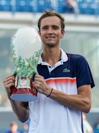 Ruský tenista Daniil Medveděv s trofejí pro vítěze turnaje Masters v Cincinnati