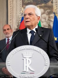 Prezident Sergio Mattarella dal parlamentním stranám čas na jednání do příštího úterý, pokud se nepodaří nic vyjednat, parlament nejspíš rozpustí