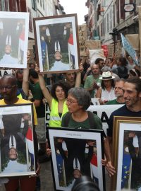 Protestující v Bayonne blízko Biarritzu nesli portréty francouzského prezidenta Macrona vzhůru nohama.