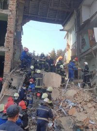 Nejméně osm lidí zabila a sedm zranila v noci na středu exploze v domě ve městě Drohobyč na západě Ukrajiny