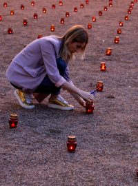 Žena na místě neštěstí zapalovala svíčky.