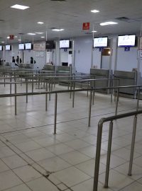 Prázdný terminál na letišti Mítíka po útoku v libyjském Tripolisu.