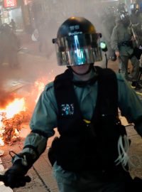 Hongkongská policie použila slzný plyn, pepřový sprej a gumové projektily.