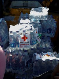 Humanitární organizace se snaží dodat do oblasti alespoň to nejnutnější.