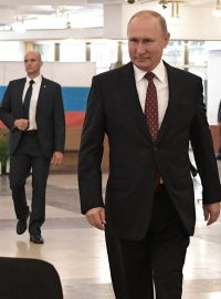 Ruský prezident Vladimir Putin míří k volební komisi, poté se chystá volit v komunálních volbách v Moskvě