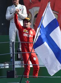 Charles Leclerc přichází na stupně vítězů po vyhrané Velké ceně Itálie Formule 1 (vpředu). Na druhém místě skončil Valtteri Bottas (vlevo) a třetí dojel Lewis Hamilton (vpravo)