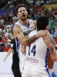 Argentinští basketbalisté se radují z vítězství nad Srbskem.