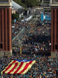 Statisíce lidí se v Barceloně zúčastnily každoroční manifestace na Den Katalánska