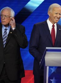 Bývalý viceprezident USA a kandidát na prezidenta Joe Biden (vpravo) se svým soupeřem Berniem Sandersem.