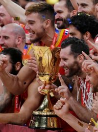 Španělé slaví s pohárem pro mistry světa.