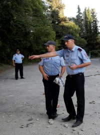 Policisté před budovou v Tiraně, která byla poškozena při sobotních otřesech půdy