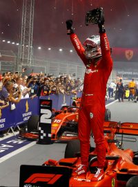 Závod formule 1 v Singapuru vyhrál Sebastian Vettel na Ferrari, druhý skončil jeho týmový kolega Charles Leclerc