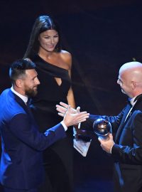 Lionel Messi přebírá trofej pro vítěze ankety The Best