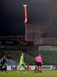 Fotbalové utkání Evropské ligy mezi lucemburským Dudelange a ázerbajdžánským Karabachem narušil dron s vlajkou.