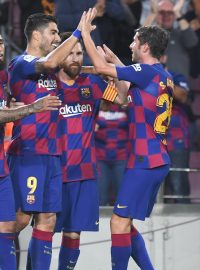 Hráči Barcelony slaví gól v La Lize.