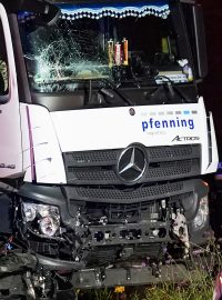 V německém Limburgu najížděl Syřan ukradeným kamionem do aut.