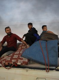 Lidé prchají ze syrského města Ras al-Ajn