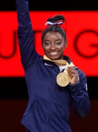 Simone Bilesová (uprostřed) se zlatou medailí. Vlevo stříbrná Tchang Si-ťing z Číny, vpravo bronzová Angelina Melnikovová