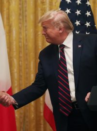 Americký prezident Donald Trump (vpravo) s italským protějškem Sergiem Mattarelou