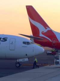 Letadlo společnosti Qantas na letišti v australském Adelaide