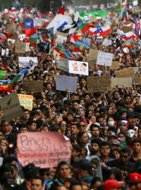 Pátečnho protestu se zúčasnilo kolem milionu lidí, má jít o největší shromáždění v zemi od pádu Pinochetovy diktatury
