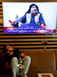 Iráčtí mladíci sledují v televizi zprávu o smrti vůdce takzvaného Islámského státu Abú Bakra Bagdádího