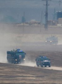 Turecké a ruské vojenské vozy se vrací z hlídky v severní části Sýrie
