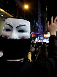 Demonstranti s maskami Guye Fawkese zpopularizovanými filmem V jako Vendetta.