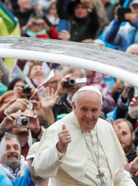 Papež František v papamobilu při příjezdu na audienci ve Vatikánu