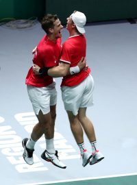 Vasek Pospisil a Denis Shapovalov slaví kanadský postup do finále Davis Cupu