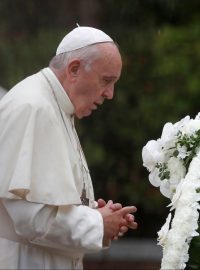 Papež František se v Nagasaki modlí za oběti atomové bomby, kterou na město na konci druhé světové války shodili Američané