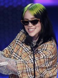 Sedmnáctiletá zpěvačka a skladatelka Billie Eilishová přebírá American Music Awards