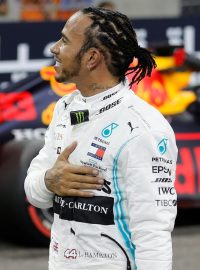 Lewis Hamilton se na okruhu Yas Marina v Abú Zabí postaví na pole position popáté v kariéře