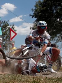 Chris Froome a tým Sky při hromadném pádu na Tour de France