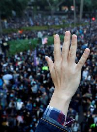 Pět prstů na ruce pro pět požadavků protivládních demonstrací v Hongkongu.