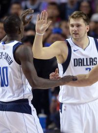 Radost basketbalistů Dallasu, Luka Dončič uprostřed
