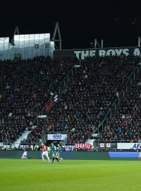 Zaplněná tribuna během zápasu mezi týmy AZ Alkmaar a Ajax Amsterodam