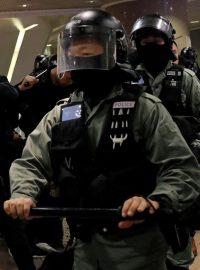 Policisté a neuniformovaní policisté zasahují proti protivládním demonstrantům protestujícím na Štědrý den nákupním středisku v Hongkongu