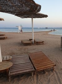 Dřevěná lehátka na pláži v Hurghadě