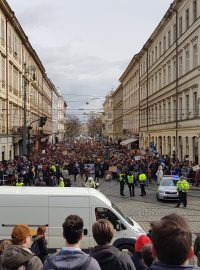 Středoškolští demonstranti v Praze pochodují za lepší klimatické podmínky na Zemi.