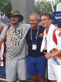 Zleva: tenisový trenér Michal Navrátil, Jan Mühlfeit a Jiří Lehečka