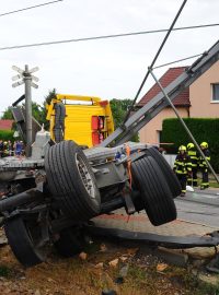 V pražské Uhříněvsi se srazil vlak s nákladním autem