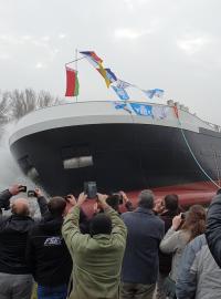 Ve Lhotce nad Labem u Lovosic spustili na vodu nový tanker.