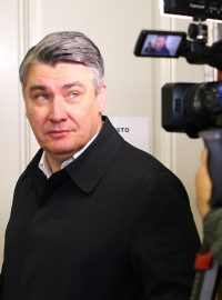 Zoran Milanović poté, co odevzdal svůj hlas ve druhém kole chorvatských prezidentských voleb
