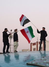 Lidé v Teheránu slaví íránský útok na americkou základnu v Iráku