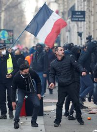 Třicátým osmým dnem ve Francii pokračují protesty proti chystané vládní reformě penzijního systému. V Paříži musela zasahovat policie.