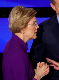 Elizabeth Warren a Bernie Sanders při společné debatě.
