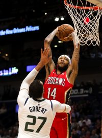 Basketbalista New Orleans Pelicans Brandon Ingram (v červeném) vstřelil v zápase s Utahem 49 bodů.